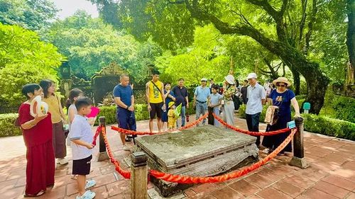 Du khách tham quan chiêm bái tại Đền thờ Vua Đinh, Vua Lê. (Ảnh: Sở Du lịch Ninh Bình)