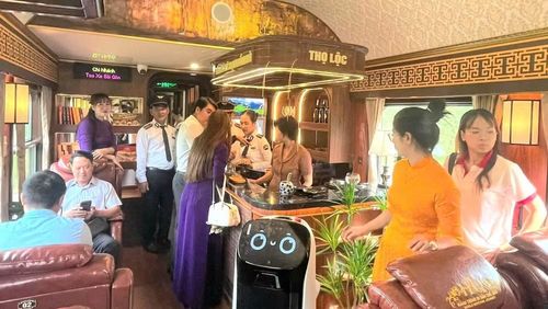 Khách du lịch trải nghiệm đoàn tàu hành trình Di sản thế giới (Ảnh: ĐT)