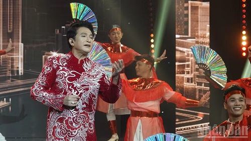 Nghệ sĩ Nhân dân Trọng Phúc biểu diễn trong chương trình Gala Chuông vàng vọng cổ với chủ đề "Vàng son". (Ảnh: Linh Bảo)