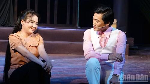 Cảnh trong vở cải lương Giấc mộng đêm xuân (tác giả: Phi Hùng-Nhị Kiều; chuyển thể cải lương: Mộc Linh; đạo diễn Nghệ sĩ Nhân dân Trần Ngọc Giàu). (Ảnh: Linh Bảo)