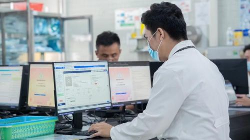 Bác sĩ tại Bệnh viện Chợ Rẫy theo dõi thông tin điều trị các ca bệnh.