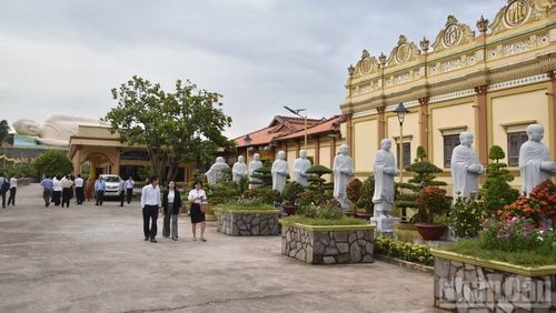 Du khách tham quan chùa Vĩnh Tràng, tỉnh Đồng Tháp.