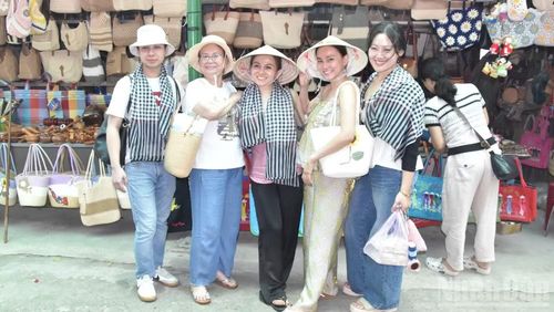 Hình ảnh du khách chụp ảnh lưu niệm tại cù lao Thới Sơn, phường Thới Sơn, tỉnh Đồng Tháp.