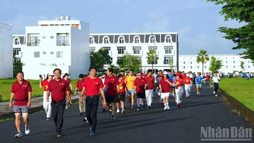 Lãnh đạo tỉnh Cà Mau cùng đông đảo tầng lớp nhân dân tham gia đi bộ hưởng ứng Chương trình “Cùng Việt Nam tiến bước” năm 2026 vào sáng 30/8. (Ảnh: HỮU TÙNG)