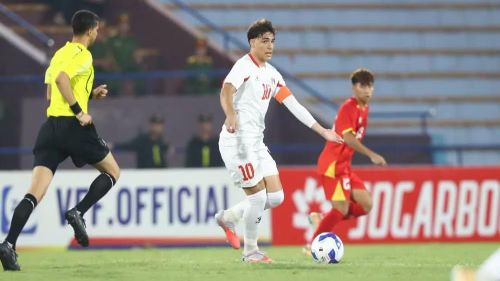 U20 Palestine (áo trắng) tận dụng cơ hội hiệu quả hơn. (Ảnh: VFF)