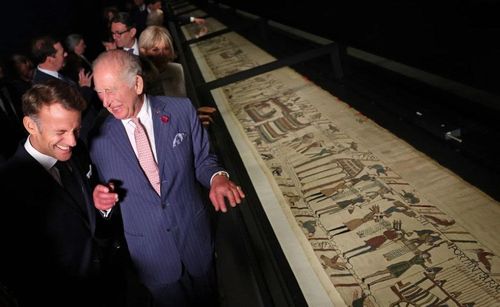  Vua Charles III của Anh và Tổng thống Pháp Emmanuel Macron tham quan triển lãm trưng bày tấm thảm Bayeux tại Bảo tàng Anh ở London, ngày 2-9. Ảnh: Le Monde.fr 