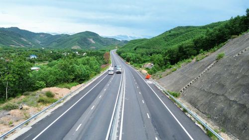 Mặt đường được mở rộng từ 2 làn xe lên 4 làn xe.