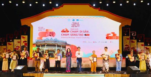 Lãnh đạo Sở Văn hóa, Thể thao và Du lịch và phường Hội An trao chứng nhận vinh danh các nghệ nhân, nghệ sĩ, đơn vị tham gia sự kiện.