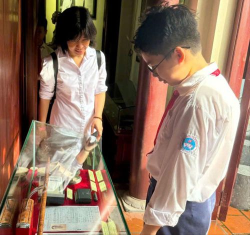 Học sinh tham quan Nhà lưu niệm Thiếu tướng, Anh hùng Lực lượng vũ trang nhân dân Đặng Trần Đức. ẢNH: THU HÀ