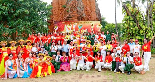 Đông đảo nghệ sĩ, diễn viên tham gia trình diễn phục vụ du khách tại Tháp Đôi trong dịp Quốc khánh