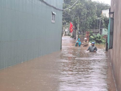  Phóng viên theo chân ghi nhận công tác ứng cứu, di dời tài sản giúp dân. Ảnh: CHÍ DŨNG 