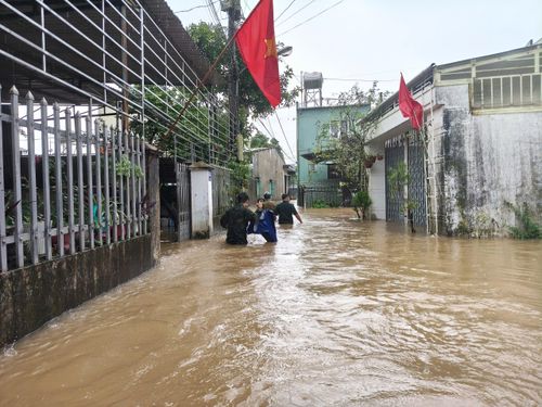  Khu vực hẻm 433 Lý Thái Tổ bị ngập sâu. Ảnh: HỮU PHÚC 