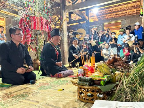  Lễ cơm mới của dân tộc Thái tại tỉnh Sơn La là dịp để các thế hệ sum vầy, giáo dục con cháu lòng biết ơn và kính trọng sức lao động. Ảnh: THU LÊ 