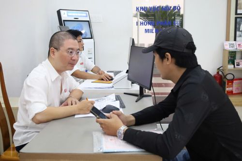  Người dân đến Trung tâm Phục vụ hành chính công phường Bình Thới thực hiện thủ tục hành chính sau kỳ nghỉ lễ 
