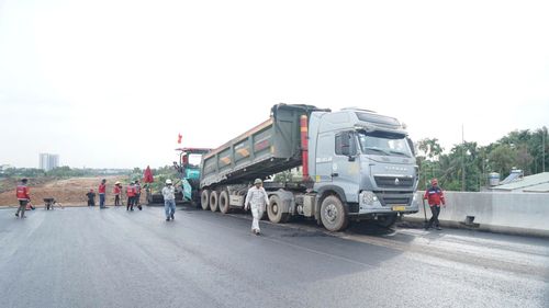  Công nhân làm việc trên công trường đường Vành đai 3 TPHCM 