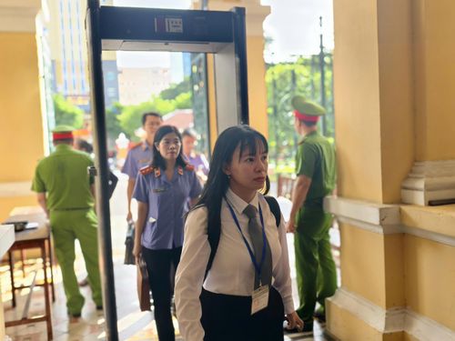  Các thẩm phán, đại diện Viện Kiểm sát và lực lượng bảo vệ phiên tòa tiến hành thực hiện nhiệm vụ 