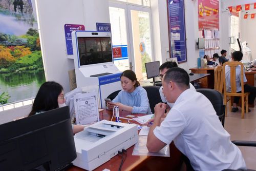  Cán bộ, công chức kiểm tra, tiếp nhận và hướng dẫn người dân hoàn thiện hồ sơ 