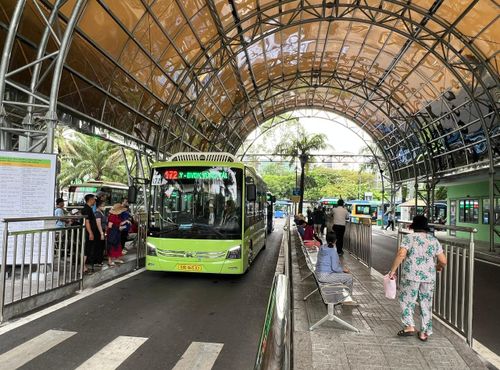  Người dân đi xe buýt điện tại bến xe buýt trung tâm Sài Gòn. Ảnh: QUỐC HÙNG 