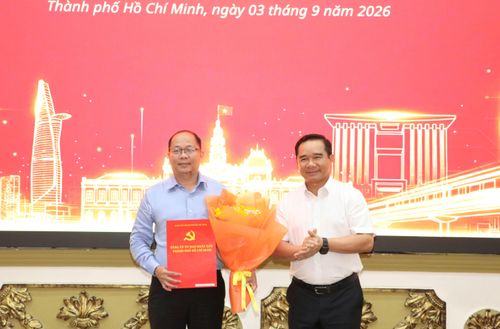  Đồng chí Nguyễn Văn Được trao quyết định đến đồng chí Dương Hồng Thắng 