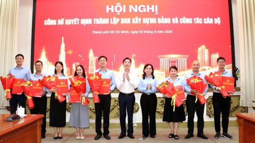  Các Phó Trưởng Ban Xây dựng Đảng, Đảng ủy UBND TPHCM nhận quyết định 