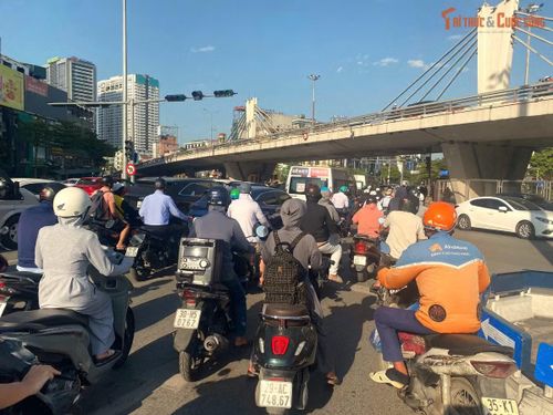  Vào giờ tan tầm, người dân dừng đèn đỏ phải chịu cái nắng thiêu đốt vì không hề có bóng râm. 