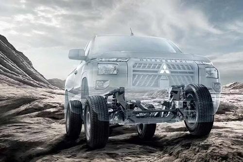 Sức kéo được truyền tới 4 bánh thông qua hệ dẫn động Easy Select 4WD với các chế độ 2H, 4H và 4L. Mẫu bán tải cabin đơn sở hữu khả năng tải trọng lên tới 1.145 kg cùng kích thước thùng xe dài x rộng x cao lần lượt là 2.340 x 1.580 x 515 mm.