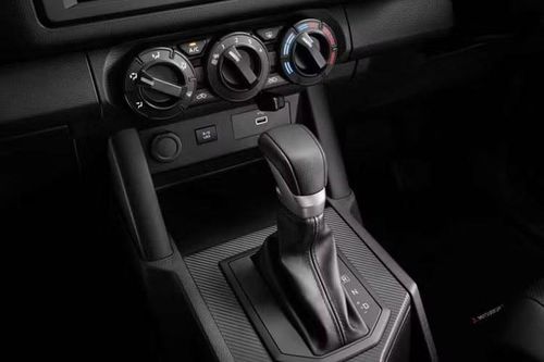 Mẫu xe bán tải Mitsubishi Triton Single Cab AT 2026 mới này chỉ có duy nhất một tùy chọn màu sơn trắng (Solid White) tại Malaysia, đi kèm chính sách bảo hành 5 năm hoặc 200.000 km.