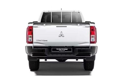 Tại thị trường Malaysia, Mitsubishi Triton Single Cab AT 2026 mới có giá niêm yết từ 107.980 RM (khoảng 697,56 triệu đồng), cao hơn phiên bản số sàn (MT) khoảng 3.000 RM (tương đương 19,38 triệu đồng).