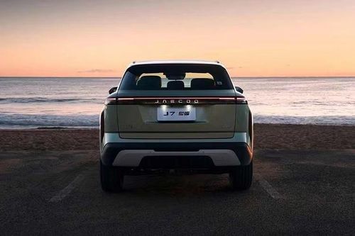Tại thị trường Úc, Jaecoo J7 PHEV AWD được bán với bản Summit cao cấp nhất, tiếp tục sở hữu hệ thống đèn ngoại thất LED toàn phần, mâm hợp kim 19 inch kiểu turbine khí động học và cặp gương chiếu hậu thiết kế thanh thoát hơn.