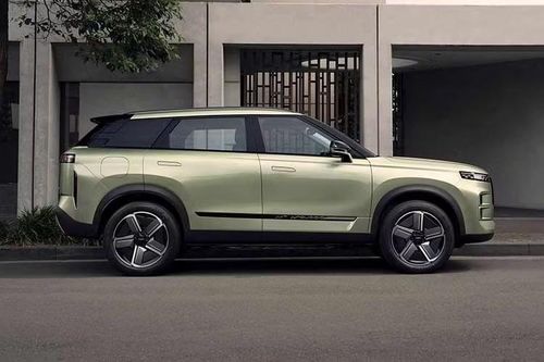 Cụ thể, Jaecoo J7 PHEV AWD 2026 mới được trang bị động cơ 4 xi-lanh, tăng áp, dung tích 1.5L với công suất tối đa 103 mã lực và mô-men xoắn cực đại 215 Nm. Hai con số tương ứng của mô-tơ điện là 204 mã lực và 210 Nm.