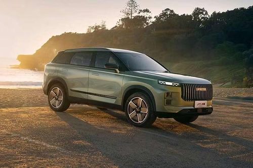 Mô-tơ điện này kết hợp với mô-tơ điện thứ hai mạnh 154 mã lực và 210 Nm để tạo ra hệ dẫn động 4 bánh toàn thời gian. Nhờ đó, tổng công suất của hệ thống tăng lên 354 mã lực và mô-men xoắn cực đại đạt 490 Nm. So với phiên bản dẫn động cầu trước FWD, Jaecoo J7 PHEV AWD mạnh hơn 75 mã lực và 125 Nm.
