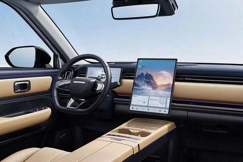 Cung cấp năng lượng cho các mô-tơ điện vẫn là bộ pin LFP có dung lượng 18,4 kWh của BYD. Hiệu suất và khả năng vận hành được cải thiện phải đánh đổi bằng việc tiêu tốn nhiều điện năng hơn khiến phạm vi chạy thuần điện giảm từ 100 km xuống 80 km theo chu trình NEDC.