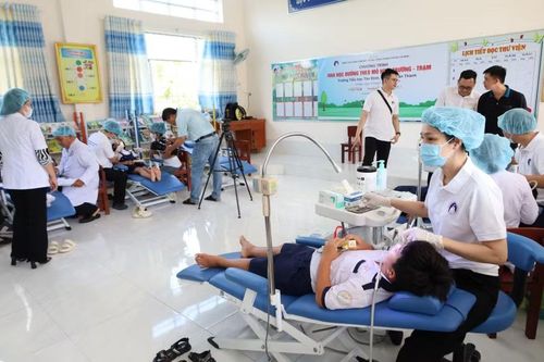 Học sinh tham gia khám sức khỏe.