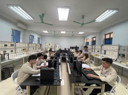 Nhiều sinh viên nhà trường được doanh nghiệp đăng ký tuyển dụng ngay trong thời gian thực tập hoặc trước khi tốt nghiệp.