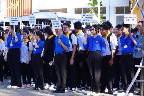 Nhiều tân học viên, sinh viên có mặt tại khuôn viên cơ sở 425 Mạc Cửu của Trường Cao đẳng Kiên Giang.