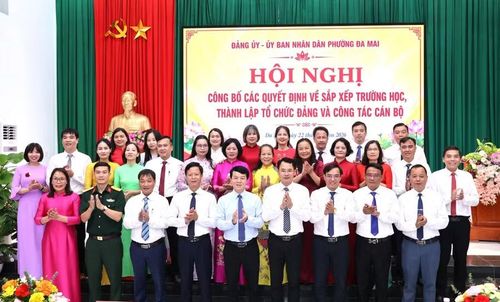 Lãnh đạo phường Đa Mai (tỉnh Bắc Ninh) trao quyết định và chúc mừng Ban Giám hiệu các nhà trường sau sắp xếp.