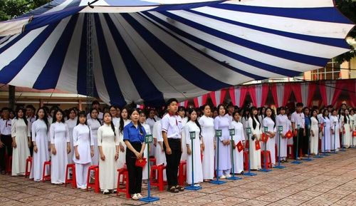 Học sinh dự lễ kỷ niệm 30 năm thành lập Trường THPT Cao Bá Quát. (Ảnh: TT)