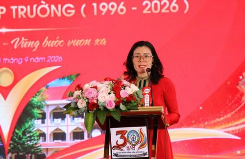 TS Lê Thị Thảo, Hiệu trưởng nhà trường ôn lại chặng đường 30 năm hình thành và phát triển. (Ảnh: TT)