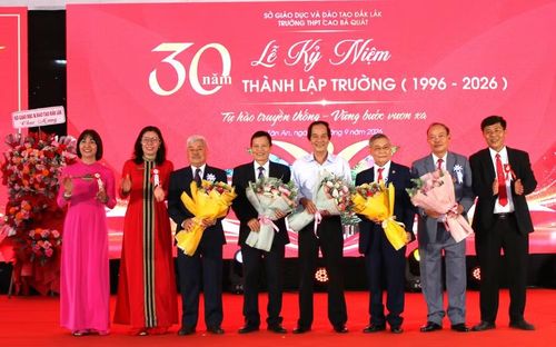 Ban Giám hiệu nhà trường tri ân các thế hệ lãnh đạo qua các thời kỳ. (Ảnh: TT)