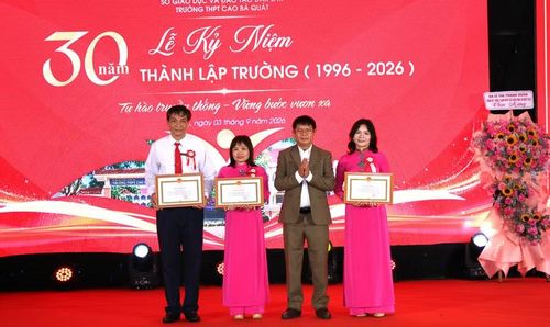 Ông Lê Văn Cường trao Bằng khen của Chủ tịch UBND tỉnh Đắk Lắk cho 3 cá nhân thuộc Trường THPT Cao Bá Quát. (Ảnh: TT)