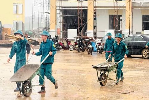Dù thời tiết ở khu vực biên giới Gia Lai mưa liên tục nhưng các lực lượng vẫn nỗ lực để kịp tiến độ đón học sinh ra lớp trong năm học mới.