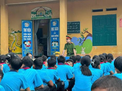 Công an xã Tân Kỳ tuyên truyền về tác hại của ma túy cho học sinh trên địa bàn.
