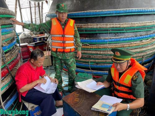 Cán bộ Bộ đội Biên phòng tỉnh Gia Lai vận động ngư dân ký cam kết không xâm phạm vùng biển nước ngoài. Ảnh: Thanh Bình