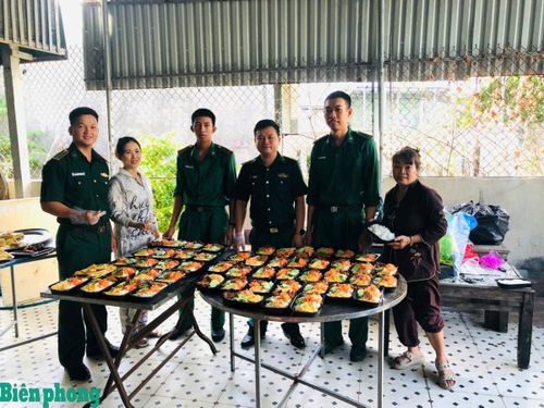 Ngày 28/8, Đồn Biên phòng Nhơn Lý, Bộ đội Biên phòng tỉnh Gia Lai phối hợp với Hội Liên hiệp Phụ nữ phường Quy Nhơn Đông và các nhà hảo tâm trên địa bàn tổ chức thực hiện Đề án “Mỗi tuần giúp đỡ một hộ nghèo ở khu vực biên giới”. Các đơn vị đã nấu và trao tặng 350 suất cơm cho các bệnh nhân có hoàn cảnh khó khăn đang điều trị tại Bệnh viện Y học cổ truyềng. Ảnh: Thanh Bình
