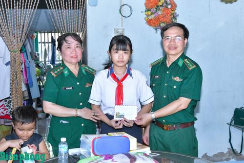 Nhân dịp chuẩn bị bước vào năm học mới 2026-2027, ngày 17/8, Hội Phụ nữ Bộ đội Biên phòng thành phố Cần Thơ phối hợp với Đồn Biên phòng Trung Bình, Bộ đội Biên phòng thành phố Cần Thơ tổ chức thăm, tặng quà học sinh được nhận đỡ đầu trong Chương trình “Mẹ đỡ đầu”. Trong ảnh: Đại tá Hà Huy Trường, Phó chính ủy Bộ đội Biên phòng thành phố Cần Thơ và Trung tá Quân nhân chuyên nghiệp Lê Thanh Nhanh, Chủ tịch Hội phụ nữ Bộ đội Biên phòng thành phố Cần Thơ thăm hỏi và trao tiền hỗ trợ, tặng quà cho em Nguyễn Đình, ấp Giồng Chùa, xã Trần Đề, thành phố Cần Thơ. Ảnh: Văn Long