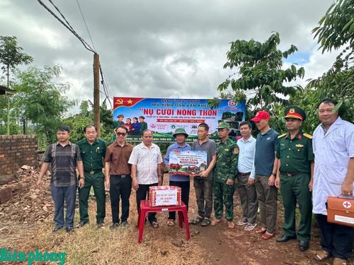 Ngày 22/8, Đồn Biên phòng cửa khẩu quốc tế Lệ Thanh (Bộ đội Biên phòng tỉnh Gia Lai) phối hợp với các ban, ngành, đoàn thể xã Ia Dom tổ chức hoạt động mô hình “Nụ cười nông thôn” tháng 8 trên địa bàn xã. Trong khuôn khổ chương trình, cán bộ, chiến sĩ Đồn Biên phòng cửa khẩu quốc tế Lệ Thanh cùng các lực lượng địa phương đã đến thăm, trao tặng sinh kế là 1 con bò sinh sản trị giá 10 triệu đồng cho gia đình ông Mai Xuân Tuấn, ở thôn Mook Trêl, xã Ia Dom. Ảnh: Thanh Bình