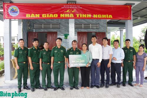 Ngày 20/8, tại ấp Kinh Trên, xã Tân Điền, tỉnh Đồng Tháp, Ban Chỉ huy Bộ đội Biên phòng tỉnh Đồng Tháp tổ chức Lễ bàn giao “Nhà tình nghĩa” cho gia đình Trung tá Quân nhân chuyên nghiệp Huỳnh Trọng Nam, Phó Thuyền trưởng tàu 15-98-01, Hải đội Biên phòng 2, gia đình quân nhân có hoàn cảnh khó khăn. Ảnh: Sĩ Đan