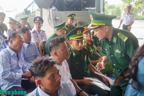Cán bộ Bộ đội Biên phòng thăm hỏi, động viên các thuyền viên. Ảnh: Văn Tân