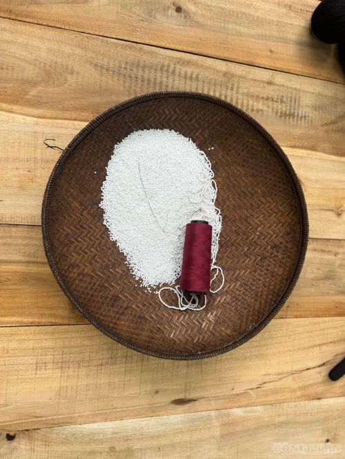 Hạt cườm được luồn trực tiếp vào sợi trong quá trình dệt, tạo nên nét riêng của zèng Tà Ôi.