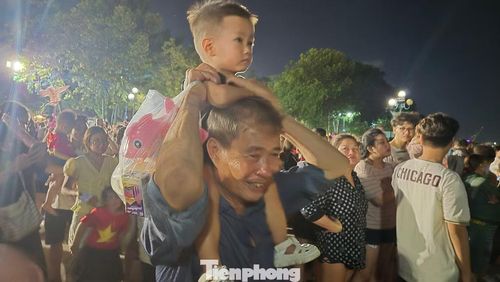 Với nhiều người dân, bắn pháo hoa không chỉ là hoạt động giải trí trong dịp lễ mà còn tạo thêm không gian để các gia đình sum họp, cùng nhau tận hưởng không khí vui tươi ngày Tết Độc lập.